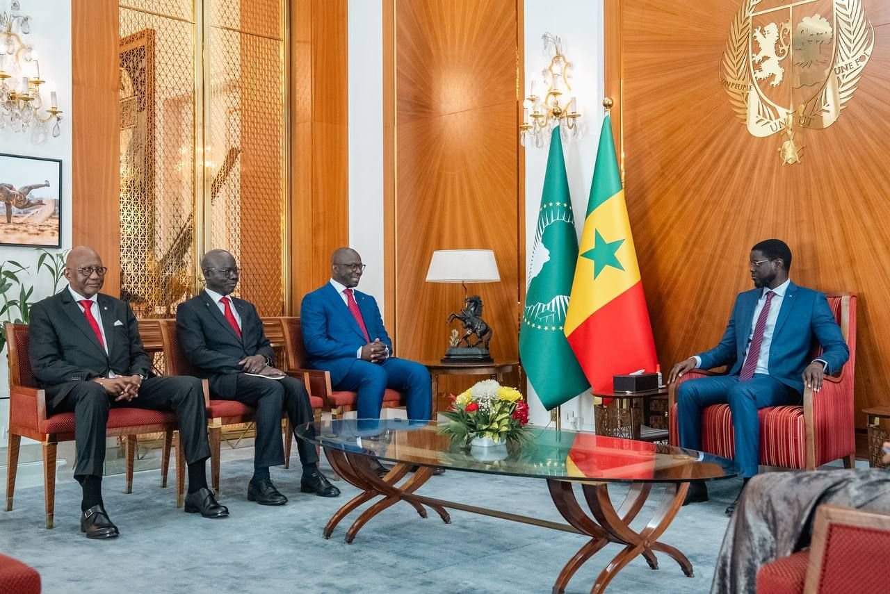 Le Président Simon Tiemtoré, accompagné du Directeur général de Vista Group Holding, Yao Kouassi (2e à gauche), et du Managing Partner au sein de Lilium Capital Group, Abib Gaye (à gauche), a présenté au Chef de l’Etat sénégalais, Bassirou Diomaye Faye (droite), les perspectives d’expansion du Group Vista en Afrique, surtout son plan d’expansion au Sénégal.