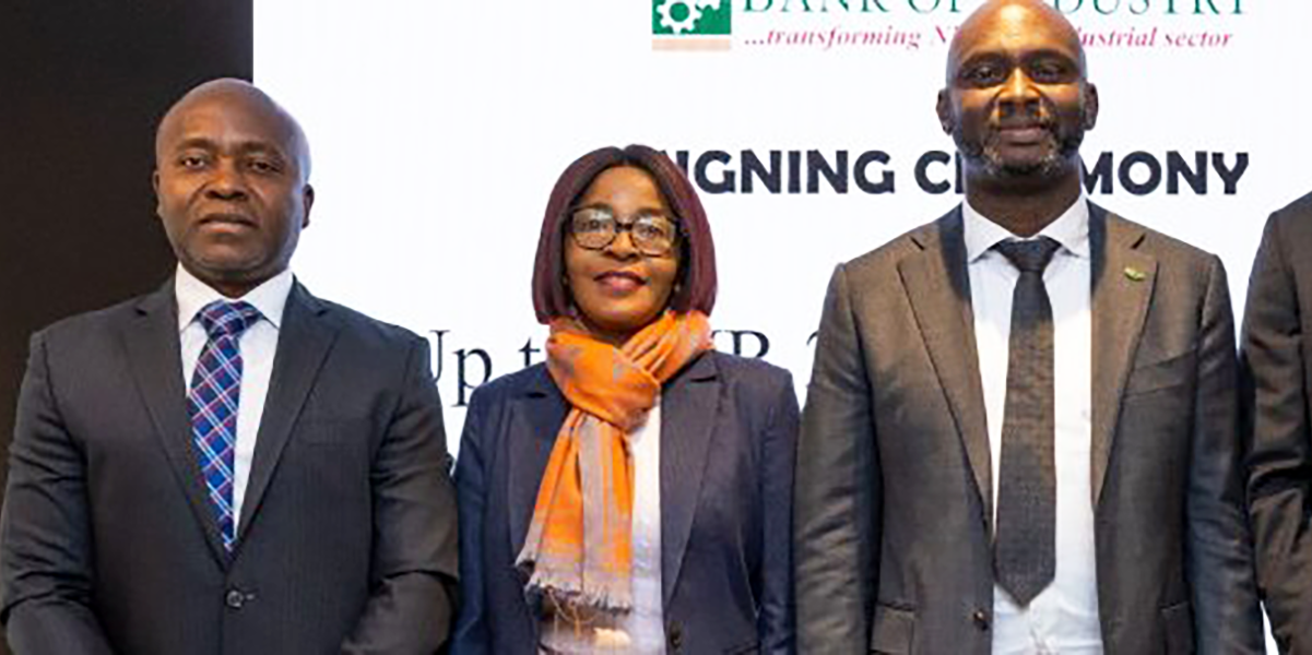 1.	De gauche à droite : Dr. Enga Kameni – Directeur des services juridiques d’Afreximbank, Mme Uju Okafor – Responsable du financement du commerce et des services de correspondance bancaire (FIS et souverains) d’Afreximbank, Dr. Olasupo Olusi – Directeur général, Bank of Industry, M. Patrick Odiete – Directeur, Agency & Security Trustee (Agence et agent de sûreté), Afreximbank, posent pour une photo après l’événement à Londres. 