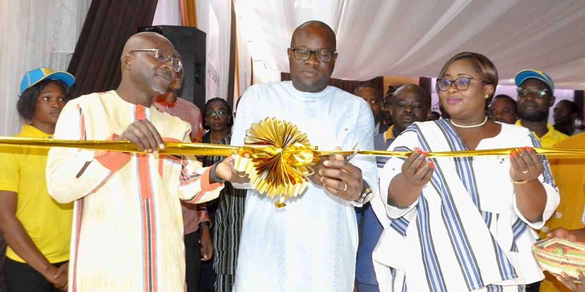 Les officiels inaugurent les stands d'exposition lors des Business Days