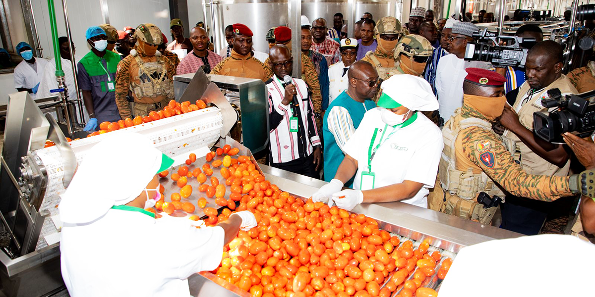 Le président du Faso, le capitaine Ibrahim Traoré et le président de l'Assemblée législative de Transition, Dr Ousmane Bougouma visitent la nouvelle unité industrielle de transformation de tomate lors de son inauguration.