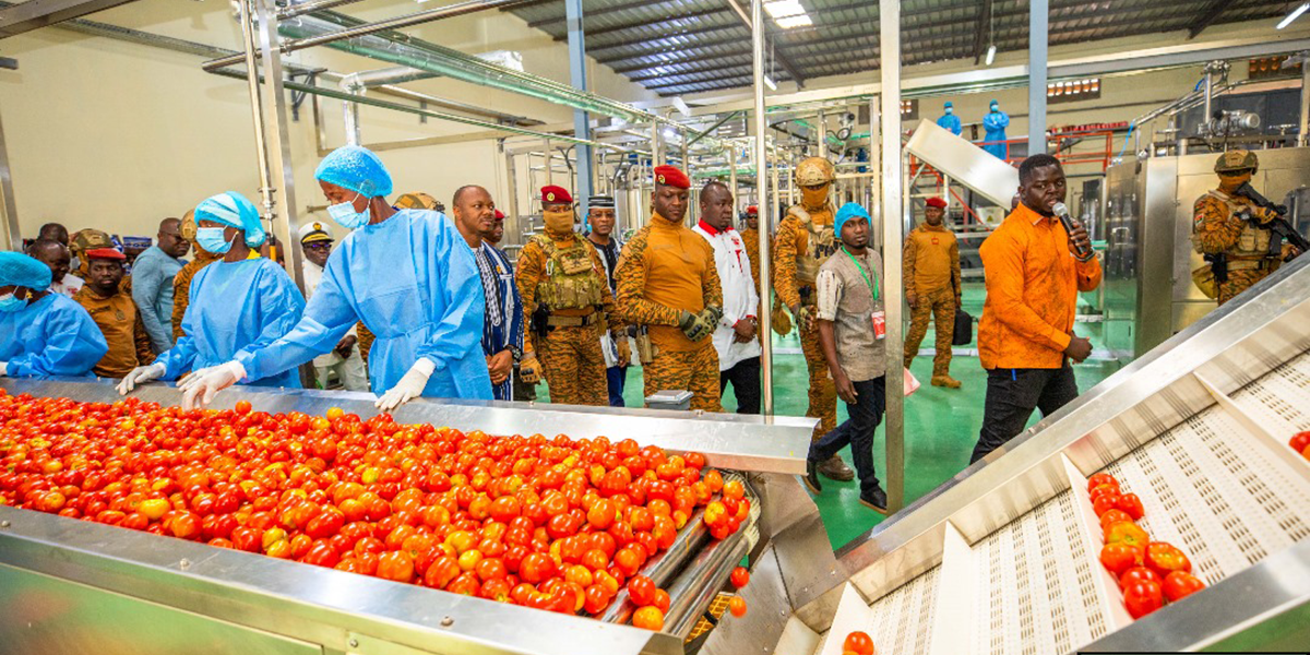 Le Président du Faso Ibrahim Traoré visite l'usine de la SOFATO le jour de son inauguration le 16 décembre 2024.